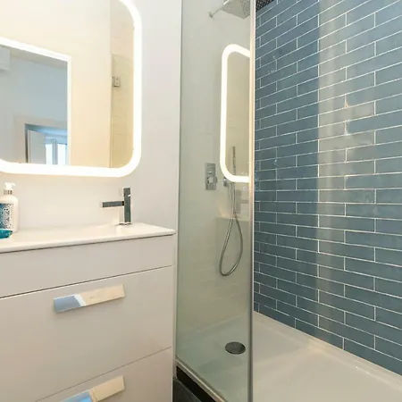 Downtown Trendy Flat For 4, Near Metro